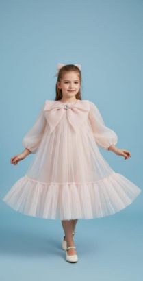 صورة فستان سهرة لحمي تل ناعم بفينكه ولؤلؤة كبيره على الصدر